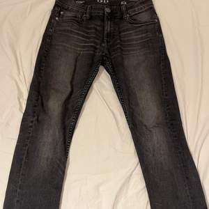 Svarta vanliga jeans storlek 29/32