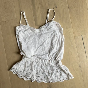 Sommarlinne  - Söt vitt topp köpt second hand men aldrig använd av mig. Kolla in min andra annonser! SAMFRAKTAR