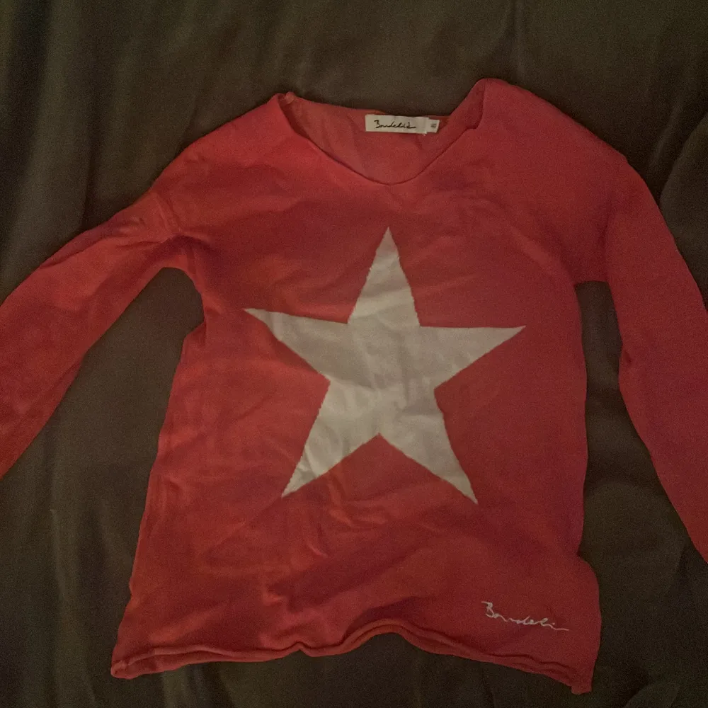 En jättefin röd tröja med en stjärna på⭐️ Den är är ganska gammal eftersom jag ärvt den och den dess tagit plats i garderoben.  Skriv för mer frågor❤️. Tröjor & Koftor.