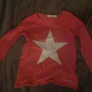 En jättefin röd tröja med en stjärna på⭐️ Den är är ganska gammal eftersom jag ärvt den och den dess tagit plats i garderoben.  Skriv för mer frågor❤️