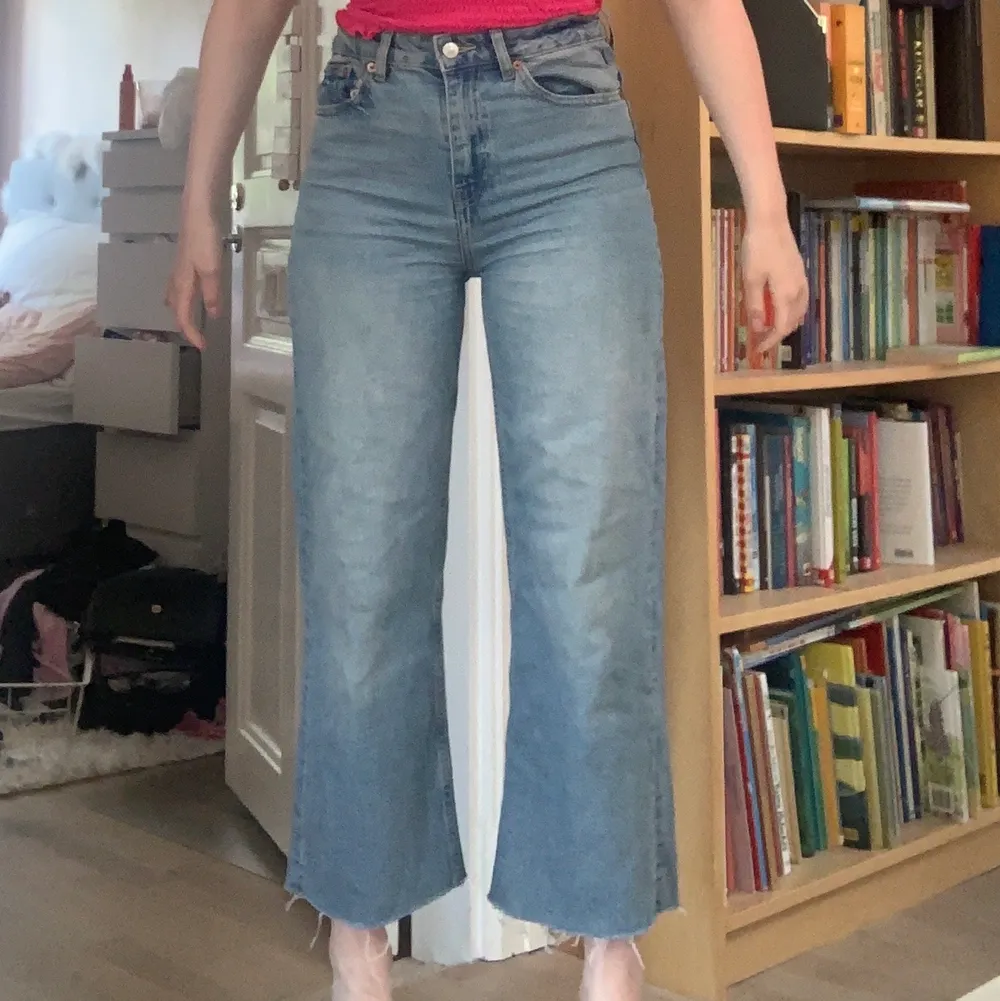 Jeans från lager 157 som framhäver former på ett väldigt fint sätt. Anledning till att jag säljer dom är pågrund av att dom är för korta för mig. Storlek M. Finns en liten fläck på benet knappt synbart, och använt endast fåtal gånger. Säljer för 150kr.💓. Jeans & Byxor.