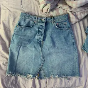 Detta är en jeans kjol som är köpt på Gina Tricot. Kjolen är endast använd 1 gång och den är i storlek 36. Hör av er om ni har frågor!🤍
