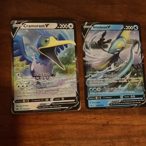 Cramorant V och Inteleon V - Pokémon kort - Inteleon är i bra skick, Cramorant är dock lite skadad i kanterna.