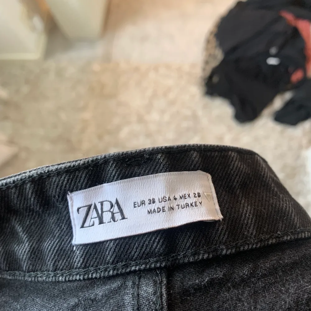 Jeans från zara som är jättefina! Säljer pga att jag aldrig använder dem. Jag rensar hela min garderob så kika in på min profil och se om du hittar något annat du gillar! Nypris 500kr, frakt ingår ej ❤️ endast använda 2 gånger. Jeans & Byxor.