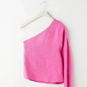 Topp Gina Tricot - Jättesöt rosa topp från Gina Tricot med en ärm 💗 storlek 36 (använd en gång!) 