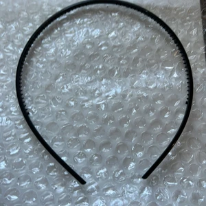 Diadem  - Ett vanligt svart smalt diadem  säljer jag nu. Använt 3 gånger. Diademet är i plast ! Diademet kostar 8kr plus frakt !