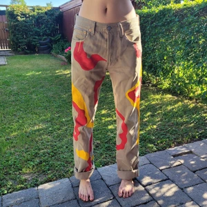 Death note pants - Ett par roliga gul röda jeans med två roliga death note quots för alla weebs out there! 