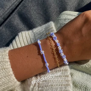 Smycken - Så vackra blåa pärladearmband, perfekta till sommaren. Några blommor - 59kr, många blommor - 79kr. Köp båda i ett sett för 120kr💗💗 13kr frakt