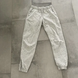Mjukisbyxor - Dessa gråa mjukisbyxor säljer jag för endast 40kr! Hör av dig vid intresse!💗 frakten är ungefärlig och den kan sänkas eller höjas några kronor!💗 står ej för postens slarv!💗