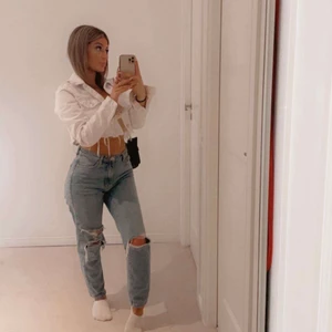 Vit jeans jacka  - Säljer denna jeans jacka från ZARA i storlek S men passar xs. Jag köpte denna förra sommaren för 599 och använt den ungefär 3/4 gånger. Den är helt vit så som den var när jag köpte och inget är fel på den. Vid frågor hör av er💞