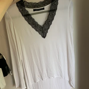 Vit tunn tröja - En sval vit tunn Zara långarmad perfekt till sommaren💓