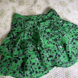 Vorlangkjol Other stories  - Söt somrig kjol från & other stories i storlek 36, så gott som i nyskick. Första bilden är från Google, ej min 