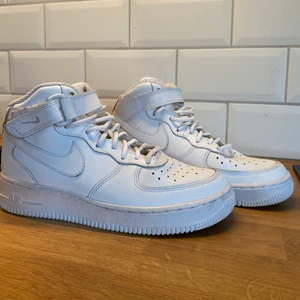 Höga Nike air Force - Nike air force äldre modell, köpta på plick för över 1 år sedan men har aldrig kommit till användning 🌿 storlek 38,5 💕 Frakt 99kr spårbar via postnord 🍄