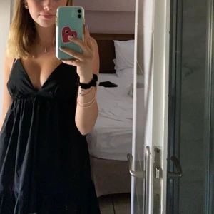 Zara klänning svart - Säljer min svarta klänning från zara, då jag är i behov av pengar;( Klänningen är i strlk xs och passar mig som är 163. Så synd att jag måste sälja då det är en av mina finaste klänningar som passar till allt. 😍 230kr + frakt, kan även mötas upp i Sthlm