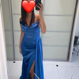 Säljer denna jättefina klänningen i en fin blå färg, den är i storlek 36/S och sitter bra i storleken 😘 Vid snabb affär 1500kr inklusive frakt ❤️