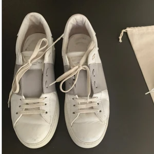 Valentino skor  - Intressekol på mina valentino skor som är använda vid få tillfällen! Börja buda från 2000kr💘💘 (budet ligger på 2800kr)