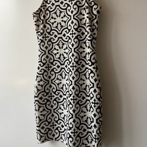 Mönstrad klänning - Vit mönstrad klänning från ivyrevel, storlek S