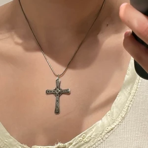 SNYGGASTE korshalsbandet - Supersnyggt korshalsband! Osäker på materialet men tror korset är i äkta silver