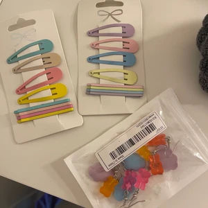 Hårspännen och örhängen  - Säljer dessa hårspännen och örhängen från shein. 5kr/st eller allt för 10kr. Köparen står för frakten💕