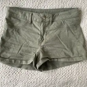 Militärgröna shorts från H&M. använt ett fåtal gånger, men inga defekter. 🌙