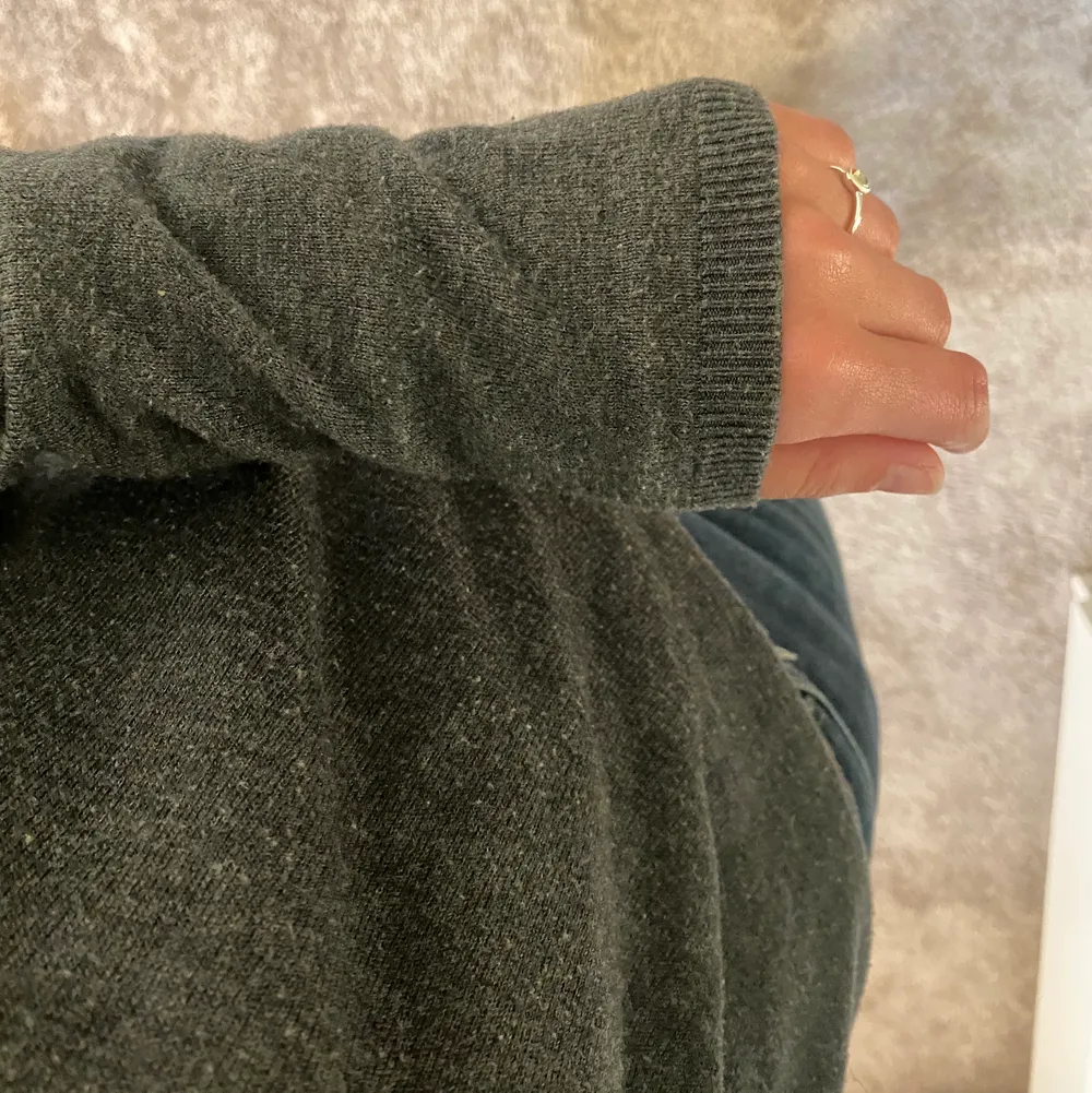 Enkel grå långärmad tröja från Zara! Den är väldigt tunn och skön på sommaren till en kjol eller linnebyxor. Säljer då jag har två exakt likadana. (det vita märket är smuts på spegeln😇) Kan mötas upp i Stockholm eller så står köparen för frakt!. Tröjor & Koftor.