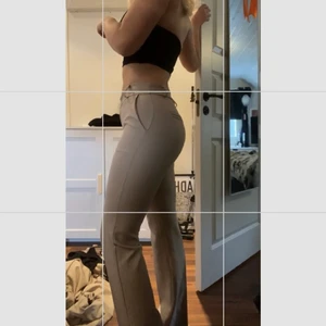Beiga midwaist kostymbyxor - Säljer dessa midwaisted kostymbyxor ifrån deisgn by sí. Men tull, frakt blir nypriset ca 900kr men nu säljer jag för 300! Framhäver rumpan och är ganska små i storlek därför tog jag M men skulle säga att dem passar från storlek 32 till en liten 38! Inga deffekter endast användt två gånger skriv vid frågor eller funderingar! 