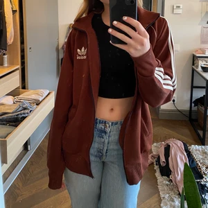 Adidas hoodie  - Jättefin brun adidas hoodie som jag köpte här på plick! Dragkedjan är tyvär sönder så det går inte att stänga den men jag själv tycker inte att det gör ngt iaf. Står ingen storlek men på först bilden ser du hur den sitter på ngn som brukar ha S!