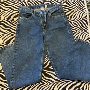 Låga jeans - Säljer dom här låga jeansen från hm som är använda ett få tal gånger 