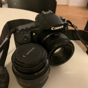 Canon EOS 60D - Säljer en Canon EOS 60D pga uppgradering.  Det är enbart kamerahus, 2st batterier och 2st laddare, 2st lens (kit+50mm stm) som följer med.  Shuttercount ligger på ca 10000. Allt funkar som det ska. Kan givetvis testas med objektiv på plats. Finns i Jönköping. Swish på plats, eller i förväg vid frakt.  Först till kvarn, hålls inte! Priset kan diskuteras!!! DM för mer bilder.