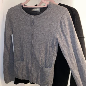 Zadig kofta - Urcool kofta från Zadig Voltaire i cashmere men unika knappar och dekor på ryggen, Stl 152 men passar fint på en Xs, fint skick🥰 dyr i inköp så säljer för 370kr❤️