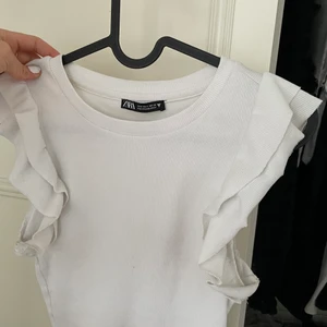 Zara topp -  supersöt zara topp med volanger. Andvänd fåtal gånger💘