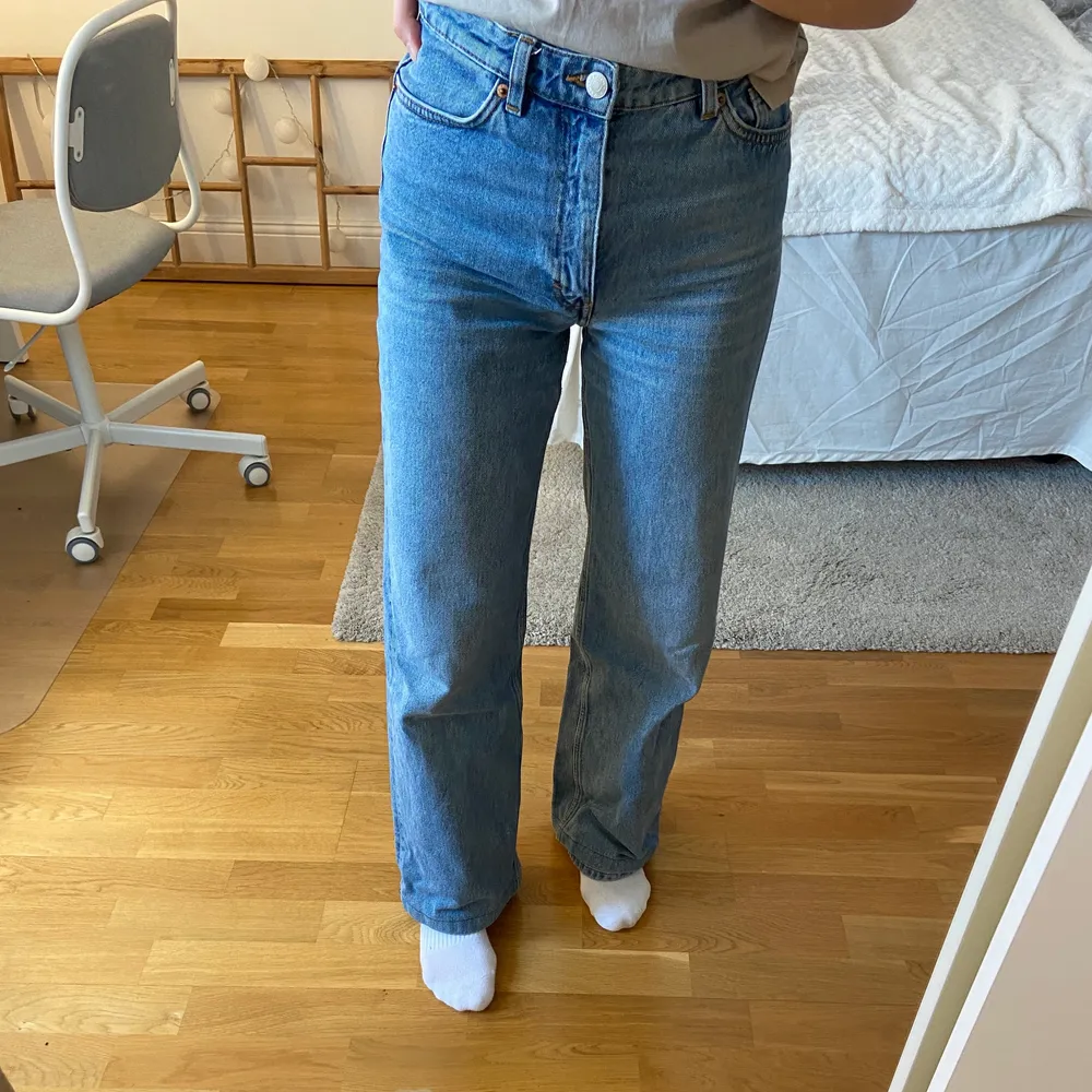Superfina Yoko mid blue jeans i fint skick från Monki!💕 säljer pga att de inte kommer till användning längre. Uppsydda då dem var för långa för mig (jag är 1.63). Men nu är de i perfekt längd, går dock att sprätta upp så de blir i vanlig längd.😊 Betalning sker via Swish 50kr+frakt💕. Jeans & Byxor.