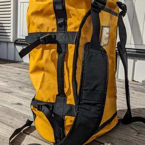 Nice BAG! Rarely worn with only 2 tiny marks on the yellow. Nothings broken. Waterproof and 50L for adventures :) https://www.thenorthface.se/shop/sv-se/tnf-se/base-camp-duffel-s-52st?variationId=ZU3 (original Link) shipping costs additional / original price in link