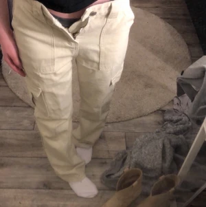 Beigea byxor - Jeans strlk xs/s, jätte sköna och stretchiga🤩 kan skickas omgående, kontakta vid frågor & intresse🤍 (original pris 300) säljer för 150kr!