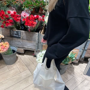 RagBag väska  - En snygg och stilren väska gjord av 100% återvunnet material.😍🥰 Finns i färgen vit och svart. 