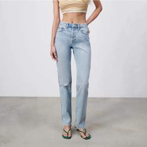 Säljer dessa snygga blåa midrise straight zara jeans som tyvärr är för stora. Köpta för ett tag sen men aldrig använda! Nyskick!! Köpta för 359kr.  Kom privat för egna bilder och mått!❤️