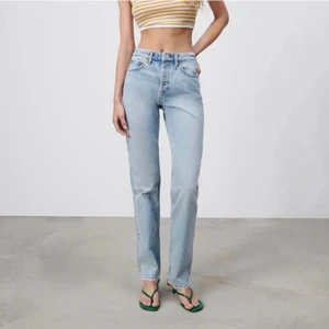 Zara jeans  - Säljer dessa snygga blåa midrise straight zara jeans som tyvärr är för stora. Köpta för ett tag sen men aldrig använda! Nyskick!! Köpta för 359kr.  Kom privat för egna bilder och mått!❤️