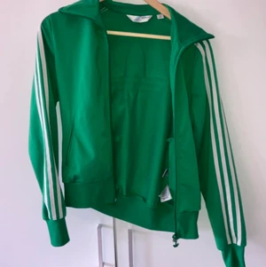 Adidas grön retro S - En fin Adidas jacka i Bajen grön storlek ca 34-36 