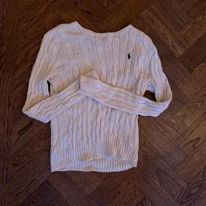Ralph lauren tröja  - Ralph lauren tröja som är kabelstickad. Ändast andvänd ca 3-4 gånger och är i bra skick! Köpt för ca 1400 kr, dm för mer info och bilder. Pris kan diskuteras 