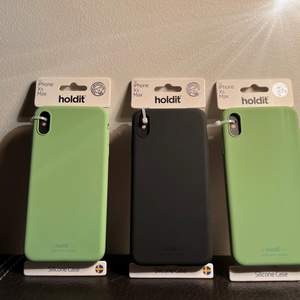 2 st iPhone XS Max silikonskal oöppnade i orginalförpackning från Holdit. 2 st pastellgröna, det svarta är sålt. 50kr st alternativt båda för 90kr. Kan mötas upp alternativt köparen står för frakt. 