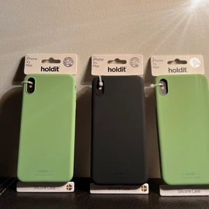 iPhone XS Max silikonskal från Holdit - 2 st iPhone XS Max silikonskal oöppnade i orginalförpackning från Holdit. 2 st pastellgröna, det svarta är sålt. 50kr st alternativt båda för 90kr. Kan mötas upp alternativt köparen står för frakt. 