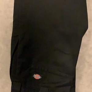 Dickies kostymbyxor herr - Säljer dickies byxor. Dem är svarta och slim fit men sitter oversized om man egentligen har nån storlek mindre. Super fina och börjar bli väldigt populära nu så är en perfekt sommar byxa. 