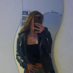 skinnjacka - jag säljer nu min älskade skinnjacka på grund av att den inte kommer till användning