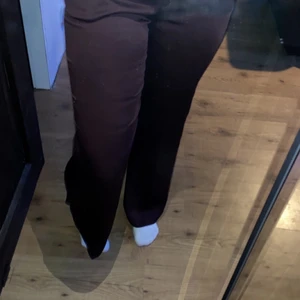 Kostymbyxor i siden material  - Super sköna kostymbyxor med siden material passar till mycket