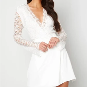 Student/ Avslutingsklänning - Helt ny klänning enabrt testad en gång. Klääning lugger kvar i påsen den kom i med alla lappar på. Är 173cm och den sitter bra ich är lagom lång på mig. Ordinare pris: 699kr, pris går att diskutera. 