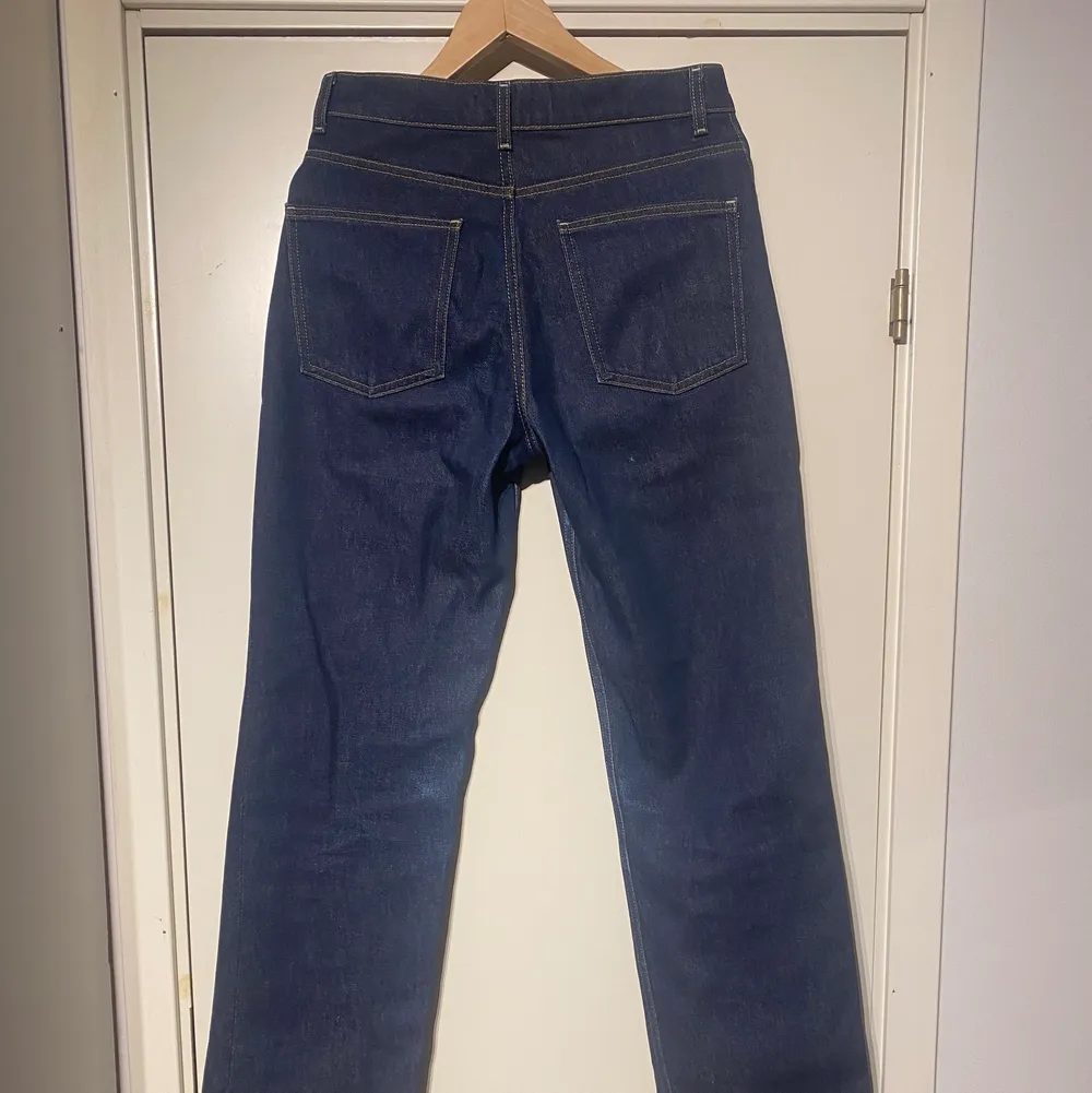 Mörkblåa jeans från zara, så gott som nyskick använd endast ett fåtal gånger. Säljer då de aldrig kommer till användning💕. Jeans & Byxor.