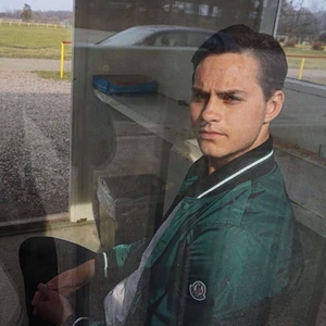 Moncler jacka - Min kille säljer sin fina vårjacka från Moncler. Sparsamt använd men några mindre fläckar på baksidan finns. Nypris: 4000:-☺️