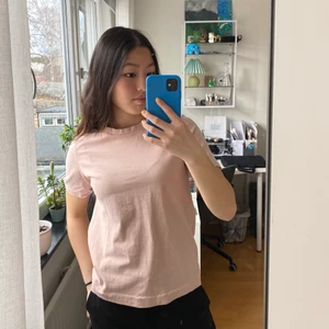 H&M t-shirt - Sann i storleken, och väldigt skönt material som inte blir ”stelt” eller hur man ska beskriva💃🏽 säljer i mycket bra skick eftersom den börjar bli för liten för mig tyvärr🥰