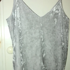 Samets topp från hm använd 2 gånger - Det är en luftig topp så den passar M och L.