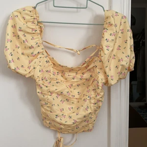 Topp - Säljer denna gulliga topp från Shein som inte har kommit till användning. Strl S. Kontakta mig om du är intresserad💕 köparen står för frakten 